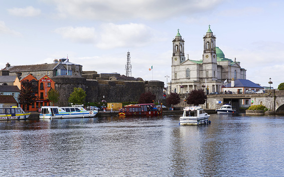 The River Shannon, the longest Irish river, is 360 km (224 miles).