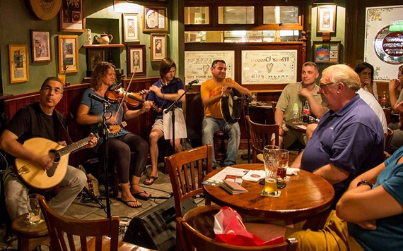 Trad seisuin at Molly Blooms.
