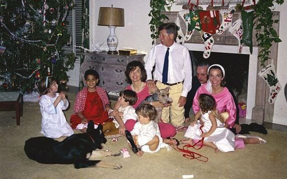 Caroline Kennedy; Gustavo Paredes , Jacqueline Kennedy holds her nephew Anthony Radziwill, John F. Kennedy Jr. , President John F. Kennedy , Prince Stanislaw Radziwill of Poland. Image: Public Domain/WikiCommons.