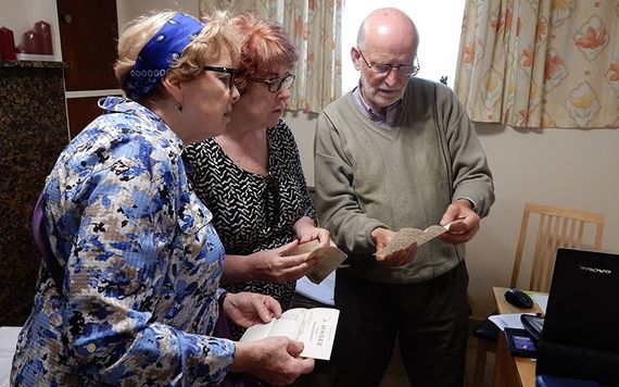 Kate and her sister Marilee's distant cousin Patsy shares with them letters sent back to Ireland from ancestors who emigrated to Australia from Enniskerry, Co. Wicklow in the mid 1800s.