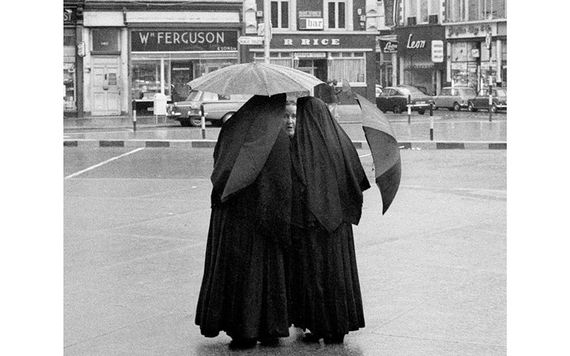 Nuns chatting on O'Connell Bridge