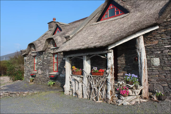 Thatched Irish cottage in Gortaforia, County Kerry