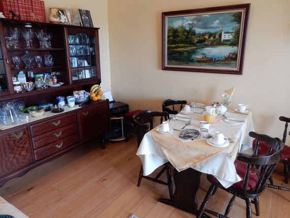 Charming dining room in Ardlenagh View B&B owned and operated by Eileen and Tony Mulhern in Ardlenagh, Co. Donegal.