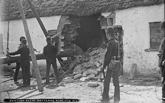 The battering ram again. Photo: National Library of Ireland
