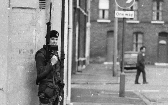 circa 1972: A British soldier stands guard on a corner in the Shore Strand Area of Belfast. (Photo by Evening Standard/Getty Images)
