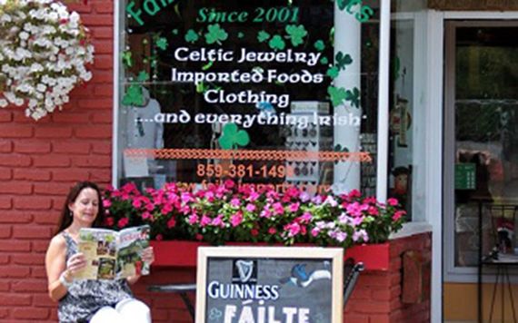 A shop sign with "Faílte" on it