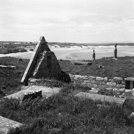 A megalithic tomb near the western Irish coast (Bock-Schroeder Foundation)