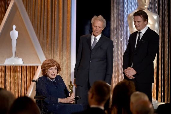 Maureen O'Hara receiving her honorary Oscar.  (Getty Images)