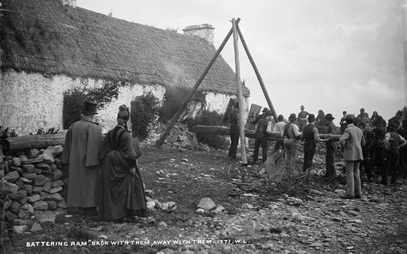 The battering ram. Photo: National Library of Ireland