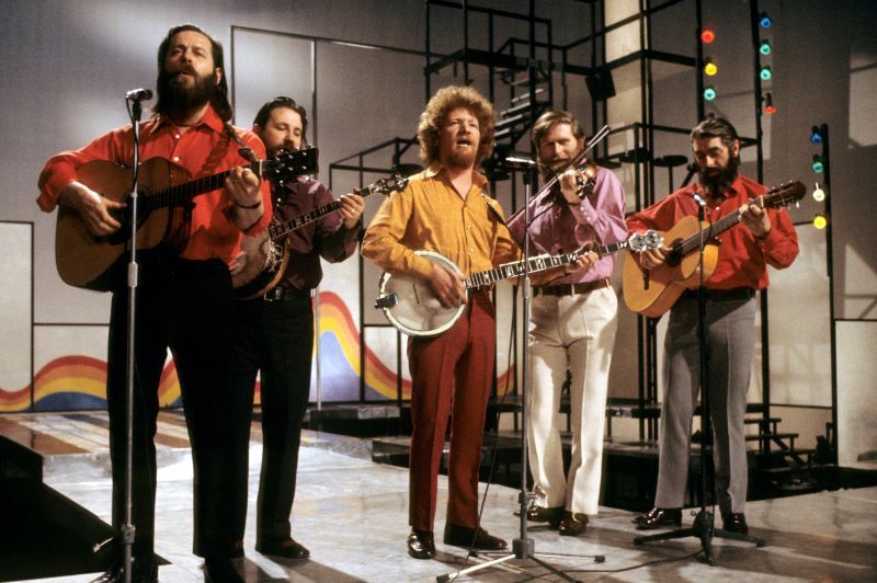 Ciaran Bourke, Barney McKenna, Luke Kelly, John Sheahan, Ronnie Drew performing (Getty Images)