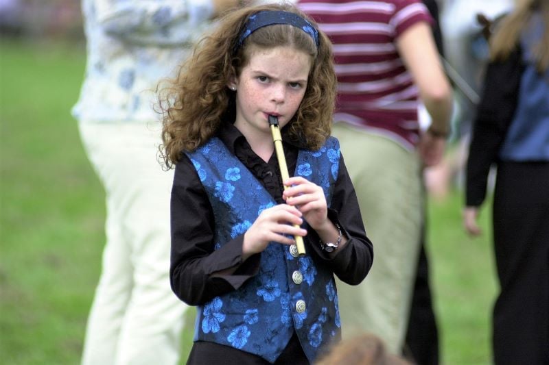 Un intérprete de silbato de hojalata en el Fleadh Cheoil 2003 en Irlanda (RollingNews.ie)